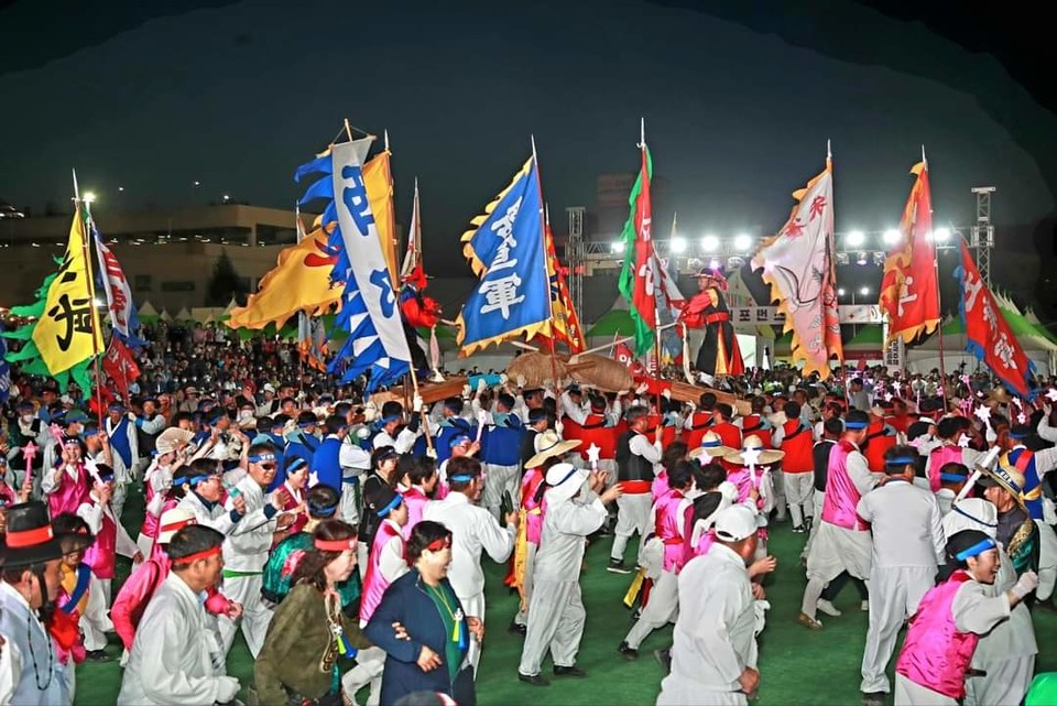 ▲차전대동놀이로 2024 차전장군노국공주축제 개막을 알렸다.(사진 안동시청 제공)