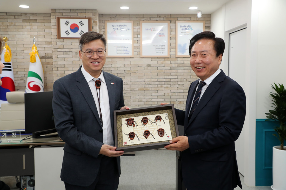 ▲진일표(陳日彪) 주부산 중국 총영사(좌)가 안동시청을 방문했다.(사진 안동시청 제공)