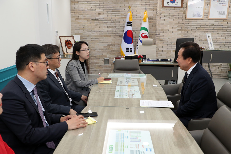 ▲진일표(陳日彪) 주부산 중국 총영사(좌)가 안동시청을 방문했다.(사진 안동시청 제공)