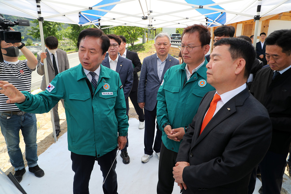▲윤석대 한국수자원공사 사장(우측)이 안동을 방문해 권기창 안동시장으로부터 브리핑을 받고 있다.(사진 안동시청 제공)