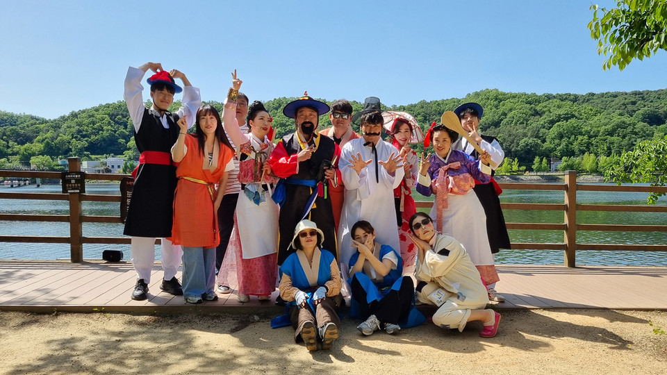 ▲안동시의 체험프로그램 월영난장이 월영교 개목나루 일원에서 펼쳐지고 있다.(사진 안동시청 제공)