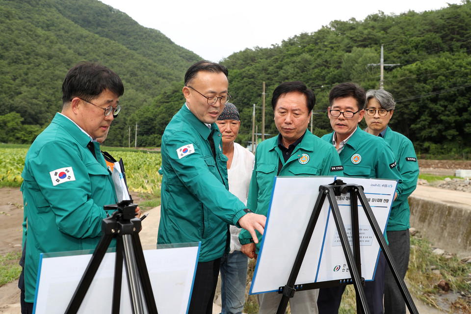 ▲이한경 행정안전부 차관이 임동면 대곡리를 방문했다.(사진 안동시청 제공)