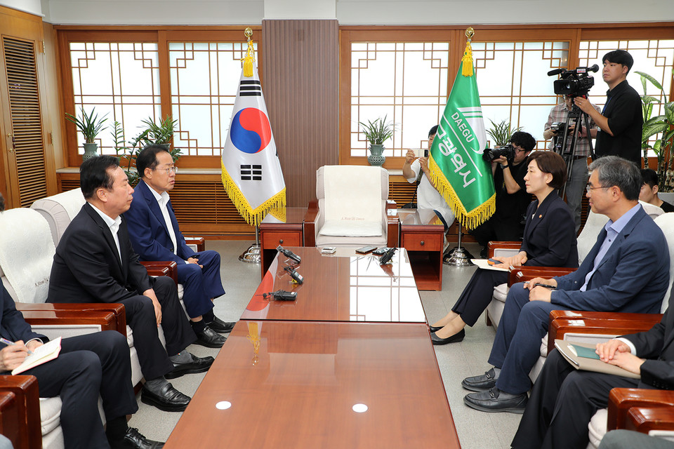 ▲(좌에서)권기창 안동시장과 홍준표 대구시장, 한화진 환경부장관이 낙동강 취수원 문제를 해결하기 위한 간담회를 가졌다.(사진 안동시청 제공)