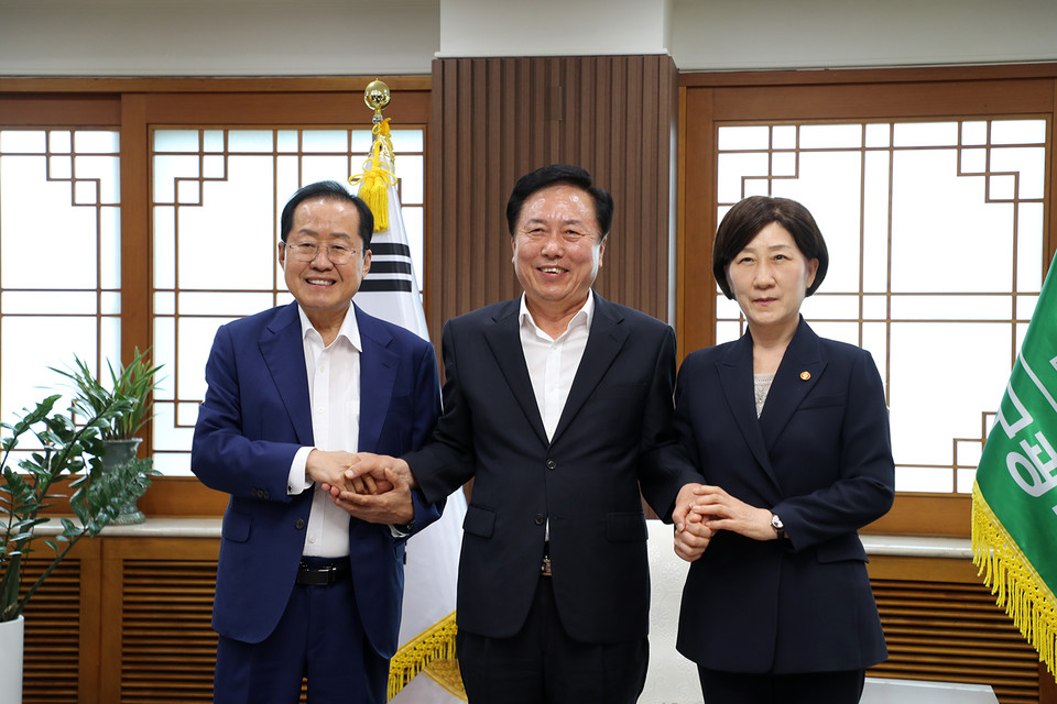 ▲(좌에서)홍준표 대구시장과 권기창 안동시장, 한화진 환경부장관이 낙동강 취수원 문제를 해결하기 위해 손을 맞잡았다.(사진 안동시청 제공)