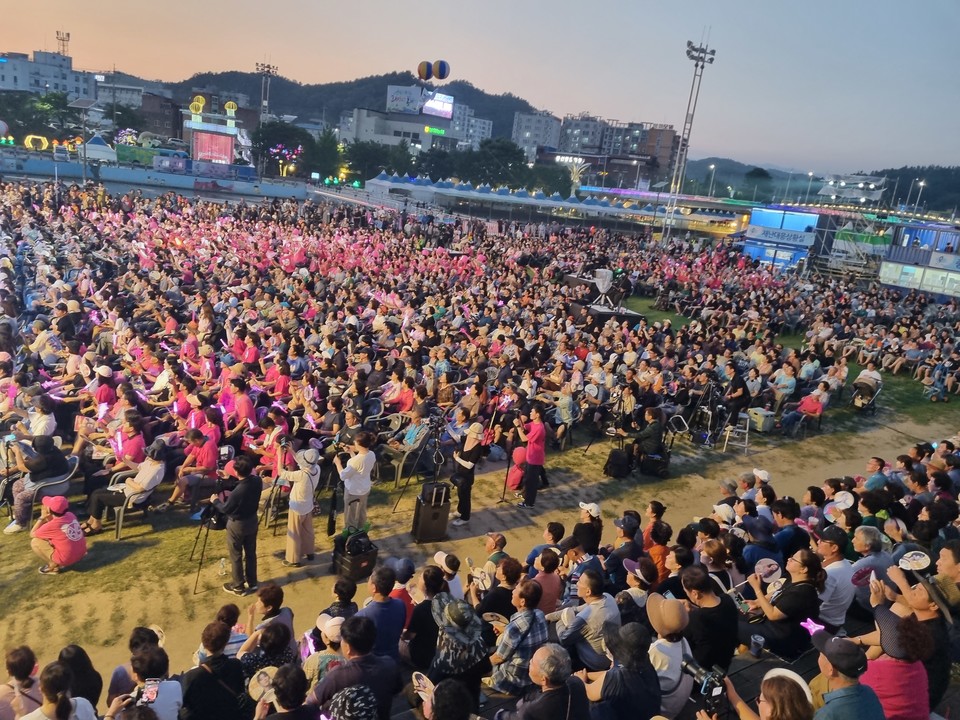 ▲봉화은어축제 ‘HOT~! K-트로트 콘서트.(사진 봉화 축제관광재단 제공)