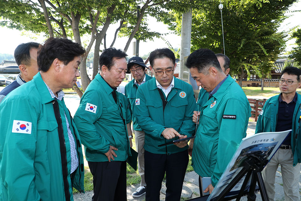 ▲지난 11일 권기창 안동시장과 김형동 의원은 도산면 서부리 녹조발생 현장을 찾아 수자원공사로부터 현황을 전달받고 대응방안에 대해 의견을 나눴다.(사진 안동시청 제공)