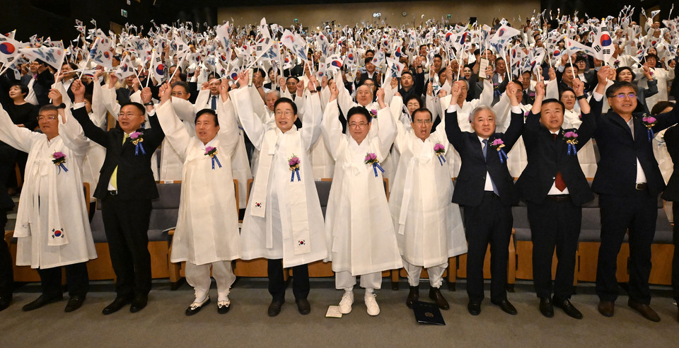 ▲제79주년 광복절 경축식 만세 삼창.(사진 경북도청 제공)