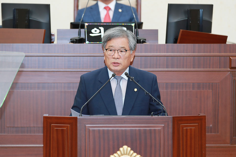 ▲안동시의회 이재갑 의원이 5분 발언을 이어갔다.(사진 안동시의회 제공)