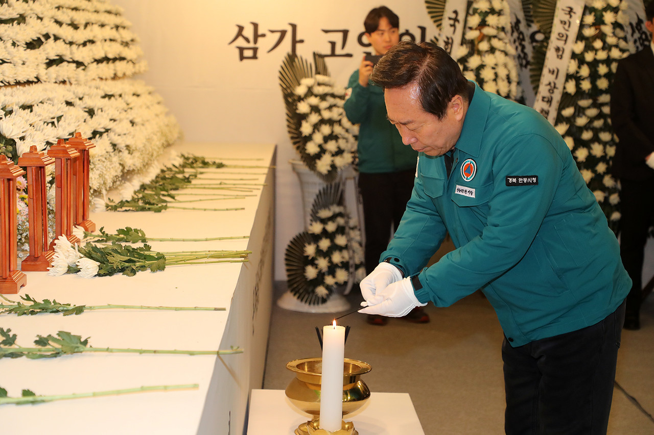 ▲권기창 시장이 합동분향소를 찾아 분향하고 있다.(사진 안동시 제공)