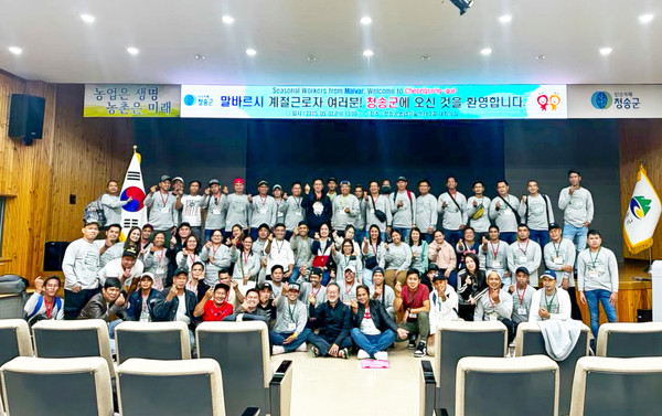 ▲농가에 배치된 외국인 계절 근로자들의 모습, 청송군청 제공