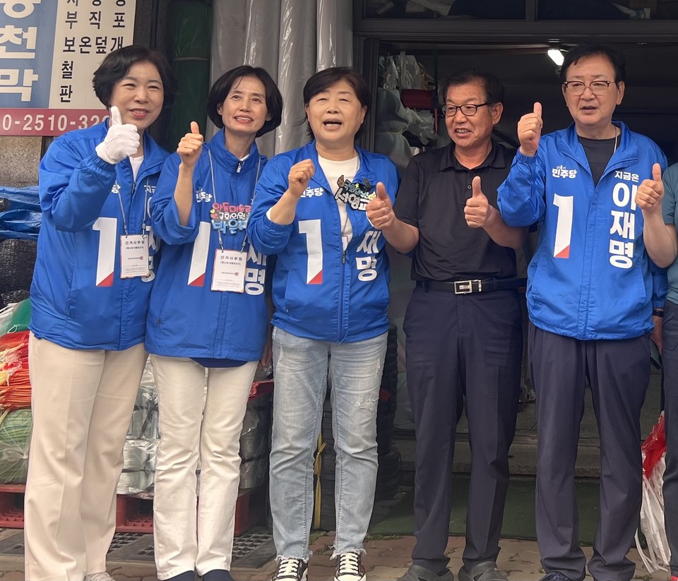 22일 서영교 의원과 박은정 의원이 안동 신시장을 찾아 ‘경청투어’에 나서 시민과 기념촬영을 하고 있다.(사진 경북도당)