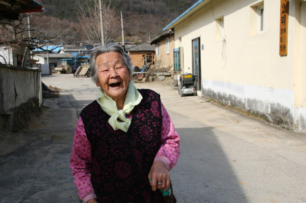 ▲마을이 너무 조용하다며 웃어 보이는 오미2리 최 씨(92) 할머니.