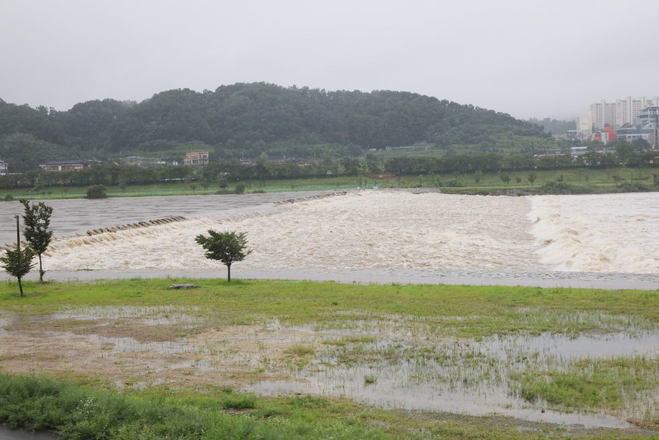 ▲임하댐에서 내려오는 강물이 넘쳐 출입이 통제된 동천보.