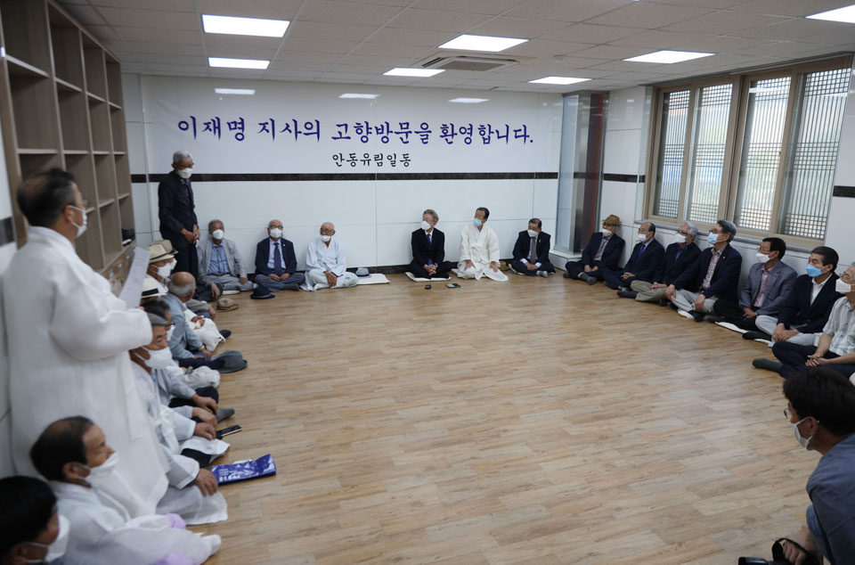 ▲지난 1일 이재명 경기지사가 안동의 경북유교문화회관을 방문해 유림 어른들과 인사를 나누었다.