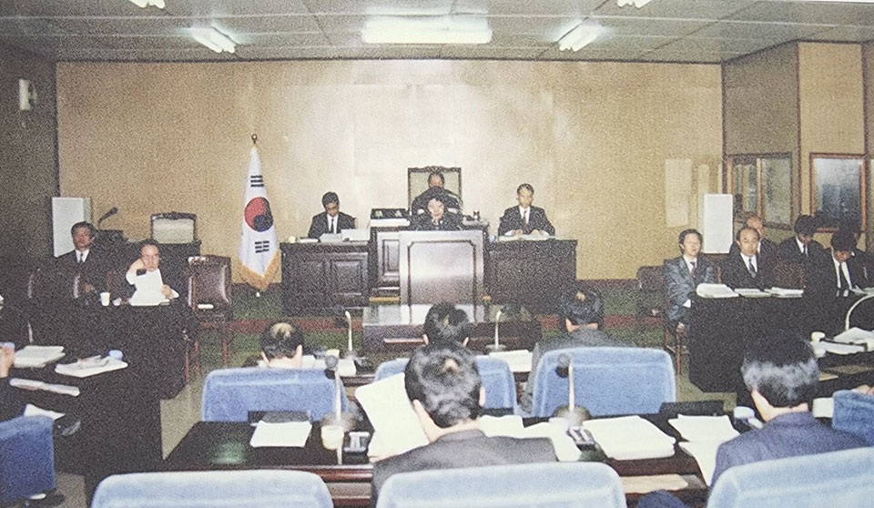 ▲지난 1991년 4월 15일에서 1994년 12월 31일까지 열린 통합전 제1대 안동군의회 본회의장 전경.(사진 안동시의회 제공)